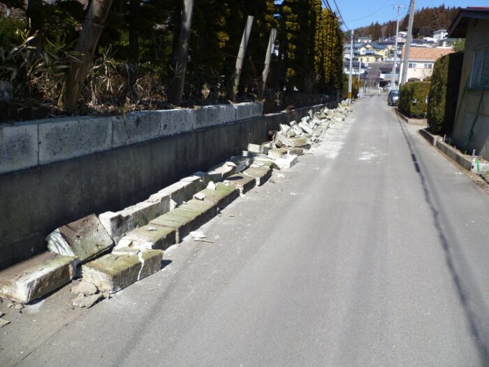 地震で倒壊したブロック塀